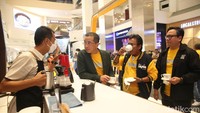 Perhelatan Jacoweek merupakan ajang tahunan yang mempertemukan para penggemar kopi dengan puluhan outlet kopi populer dan dimeriahkan dengan kompetisi manual brew. Menjadi rangkaian dari program Bangga Buatan Indonesia, Jacoweek menawarkan promo cashback hingga 75% menggunakan QRIS Livin’ by Mandiri berlogo kuning, Mandiri debit dan Mandiri kartu kredit.  
