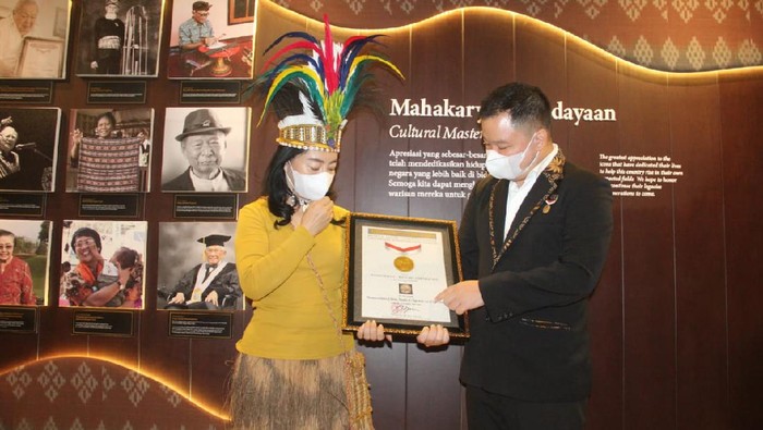 Pengusahaa asal Kelapa Gading, Jakarta Utara, Jenny Widjaja lewat bisnisnya Sagolicious sukses membawa pulang dua rekor MURI.