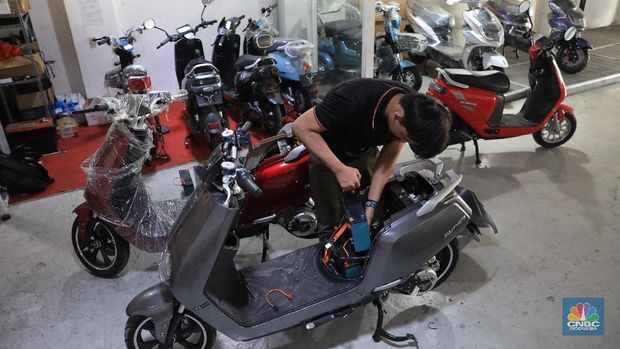 Karyawan menyiapkan motor yang akan dibawa oleh konsumen di showroom penjualan sepeda motor listrik Uwinfly dikawasan Otista, Jakarta, Jumat, 26 November 2021. Pandangan negatif masyarakat Indonesia terhadap kendaraan yang menggunakan energi listrik sebagai sumber energi, perlahan mulai luntur. Hal ini bisa dilihat, dari mulai banyaknya jumlah sepeda motor berteknologi canggih itu yang terjual di Tanah Air. Data dari Kementerian Perhubungan menunjukkan, penjualan mobil dan motor listrik di Indonesia selama dua tahun terakhir menunjukkan kenaikan yang cukup besar. Berdasarkan data jumlah Sertifikat Registrasi Uji Tipe (SRUT) dari Kemenhub, per Agustus 2021, untuk penerbitan SRUT kendaraan roda dua kenaikannya tiga kali lebih besar, yaitu mencapai 7.526 unit dibandingkan tahun sebelumnya. 
Kepala Cabang Dealer Motor Uwin fly Wahyudi Amran mengatakan motor ini mengatakan penjualan motor listrik kurang lebih PO 2000 unit per bulan untuk jenis sepeda dan motor. 