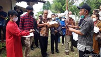 Sedangkan pihak tergugat yakni Sri Surantini (73 -sebelumnya tertulis 86), yang merupakan ibu kandung penggugat. Sri Surantini, adalah tergugat 1. Kemudian tergugat 2 yakni anak pertama Sri Surantini, Gunawan Djoko Hariyanto (55); tergugat 3 yakni anak ketiga, Aris Aris Haryono (50); tergugat 4 yakni anak kelima Wiwik Wulandari (42), dan tergugat 5 yakni anak penggugat 1, Afrizal Dewantara Putra (22).