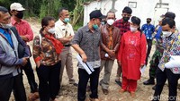 Penggugat dan tergugat kemudian menunjukkan empat bidang berikut batasnya serta menyebut pemiliknya. Halaman depan atas nama Afrizal Dewantara Putra, cucu Sri Surantini atau anak Rini Sarwestri. Kemudian bidang di belakangnya, yang sudah ada rumahnya atas nama Wiwik Wulandari. Bidang di belakangnya lagi merupakan kebun hingga batas sungai atas nama Aris Haryono. Selanjutnya rumah sisi timur atas nama Gunawan Djoko Hariyanto.