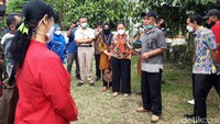 Pemeriksaan setempat dipimpin hakim Sri Hananta. Seluruh pihak yang bersengketa juga tampak hadir. Termasuk dua penggugat yakni Rini Sarwestri (51), sebagai penggugat 1 dan Indri Aliyanto (47), penggugat dua. Kedua penggugat adalah anak kedua dan anak keempat.