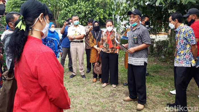 PN Boyolali Gelar Sidang Ditempat soal Anak Gugat Ibu Kandung Pengadilan Negeri (PN) Boyolali menggelar pemeriksaan setempat (PS) dalam kasus dua anak gugat ibu kandung dan saudaranya.