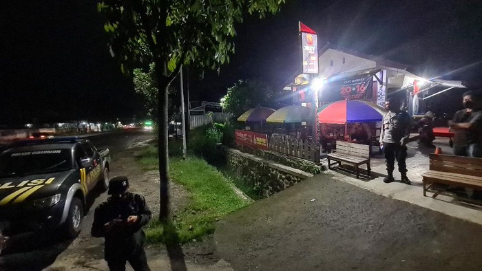 Polisi cek lokasi kabar ada pembacokan gengster di Sukabumi