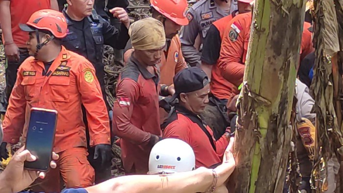 Proses evakuasi wisatawan tertimbun longsor di Sungai Ayung, Gianyar, Bali. (Foto: dok Basarnas Bali)