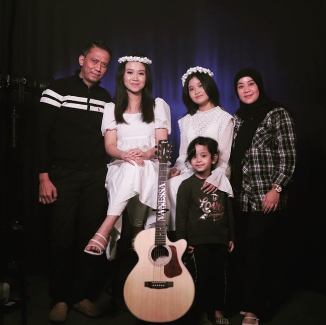 Melalui akun Instagram pribadinya, ayah Vanessa Angel, Doddy Sudrajat juga tampak mempromosikan video musik terbaru milik anaknya itu. Unggahan Doddy itu pun kembali dibanjiri komentar pedas dari netizen. Ada gila2nya nih belom juga 40 hari loh paaak, komentar salah seorang netizen. Foto: Instagram/@puput_soedrajat