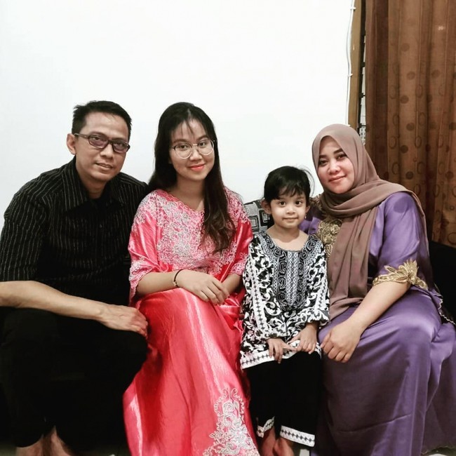 Kolom komentar unggahan tersebut pun tampak dibanjiri nyinyiran netizen. bisa2nya rekaman lagu,makeup,latihan nyanyi,padahal lagi berduka haha,berkedok keluarga jangan sampe gala ada di tangan merekaaa yaa,paling bener di keluarga bibi ajaa, tulis salah seorang netizen. MEMANFAATKAN KEADAAN BGT GILA GA RESPECT GW SM KELUARGANYA , ttp support keluarga bibi, tambah netizen lain. Foto: Instagram/@puput_soedrajat