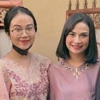 Di video klipnya itu Chika sendiri tampak memainkan gitar milik Vanessa Angel. Hingga saat ini video tersebut telah ditayangkan lebih dari 1,6 juta kali. Foto: Instagram/@puput_soedrajat