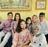 Ini potret kenangan Vanessa Angel bersama keluarganya ketika tengah merayakan hari Lebaran. Terlihat mendiang Vanessa dan Bibi yang tampak mengenakan busana kompak berwarna senada. Foto: Instagram/@puput_soedrajat
