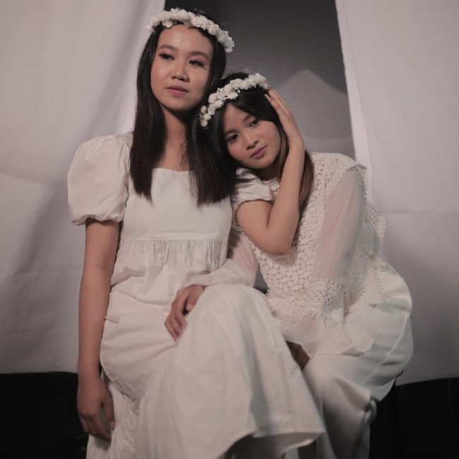 Dalam video musik yang diunggah di channel YouTube Musik Proaktif pada Selasa (23/11/21) itu tampak Mayang bersama Chika, adik sambungnya, menyanyikan lagu Kemarin bersama-sama. Keduanya kompak mengenakan pakaian serba putih dan hiasan kepala yang juga berwarna putih. Foto: Instagram/@puput_soedrajat