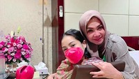 Mama Rieta terlihat sudah menemani Nagita Slavina. Foto: Instagram