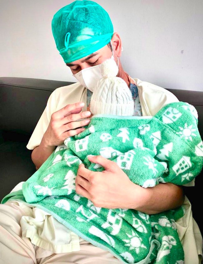 Alhamdulillah.. Lahir dengan sehat dan selamat pagi tadi ... Tambah lagi jagoan Papa Di Andara ... ❤️ Minta doanya juga ya Guys buat Nagita dan dedek bayi 🙏🙏🙏 Dedek Bayi ‘R’, tulis Raffi Ahmad setelah Gigi melahirkan anak keduanya pada 08:36. Bayi R dikatakan lebih mirip ayahnya.  Foto: Instagram