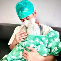Alhamdulillah.. Lahir dengan sehat dan selamat pagi tadi ... Tambah lagi jagoan Papa Di Andara ... ❤️ Minta doanya juga ya Guys buat Nagita dan dedek bayi 🙏🙏🙏 Dedek Bayi ‘R’, tulis Raffi Ahmad setelah Gigi melahirkan anak keduanya pada 08:36. Bayi R dikatakan lebih mirip ayahnya.  Foto: Instagram