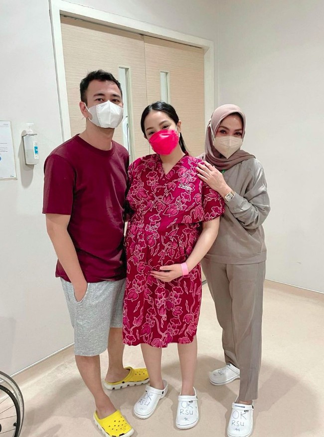 Nagita Slavina memperlihatkan bagaimana persiapannya melahirkan secara caesar di Rumah Sakit Ibu dan Anak (RSIA) Bunda, Menteng, Jakarta Pusat. Meski mengaku lebih gugup, ia tampak mendapatkan perawatan terbaik di kelas VIP. Gigi pun hanya ditemani Raffi dan ibunya sedangkan Rafathar tidak diizinkan menginap. Foto: Instagram