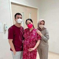 Nagita Slavina memperlihatkan bagaimana persiapannya melahirkan secara caesar di Rumah Sakit Ibu dan Anak (RSIA) Bunda, Menteng, Jakarta Pusat. Meski mengaku lebih gugup, ia tampak mendapatkan perawatan terbaik di kelas VIP. Gigi pun hanya ditemani Raffi dan ibunya sedangkan Rafathar tidak diizinkan menginap. Foto: Instagram