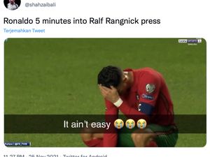 Meme Ralf Rangnick Jadi Pelatih MU, Ronaldo Keringat Deras