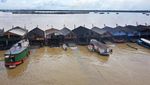 Ratusan Penambang Emas Ilegal Keruk Anak Sungai Amazon