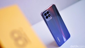 Realme 8i RAM 4/64 GB dijual dengan harga Rp 2,4 jutaan, sedangkan model RAM 6/128 GB dibanderol Rp 2,9 jutaan. Foto: Adi Fida Rahman/detikINET  