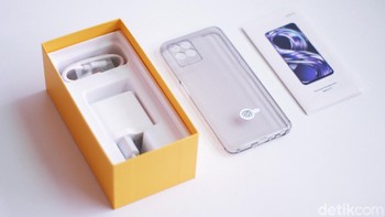 Dalam paket penjualan Realme memberikan charger, kabel USB type C, silicon case dan buku petunjuk. Foto: Adi Fida Rahman/detikINET