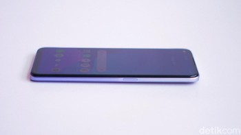 Realme menempatkan tombol power sebelah kanan yang dibuat menyatu dengan sensor sidik jari. Foto: Adi Fida Rahman/detikINET