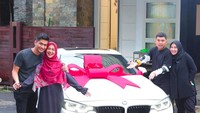 Mantap sekali, Ria Ricis dan Teuku Ryan mendapatkan hadiah mobil mewah dari sahabat mereka, Putra Siregar. Foto: Instagram