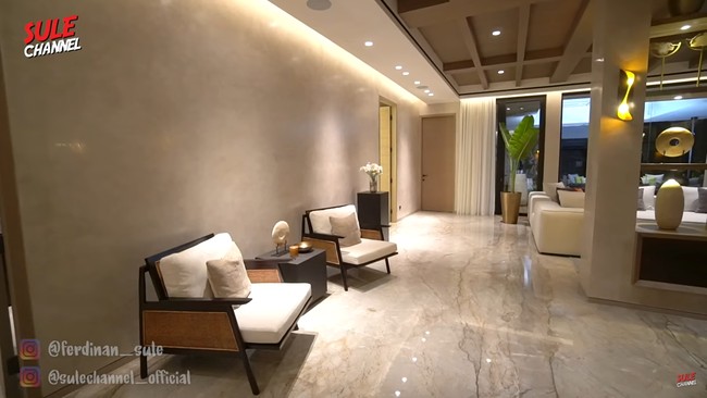 Maia menjelaskan kepada channel YouTube Sule Channel bahwa rumah Al, El dan Dul dibuat seperti vila atau resort. Sebab menurutnya konsep tersebut lebih compact dan praktis. Foto: YouTube SULE Channel
