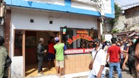 KAI telah melakukan proses penertiban sesuai dengan SOP dan aturan yang berlaku, tidak ada satupun keputusan pengadilan yang menyatakan KAI dilarang untuk melakukan penertiban atas aset di lokasi tersebut. Pelaksanaan kegiatan penertiban pun dilaksanakan dengan dukungan aparat kewilayahan setempat baik itu TNI, Polri dan Satpol PP yang ikut hadir pada kegiatan penertiban Kamis (18/11) yang lalu, ujar Kuswardoyo. Foto: Dok. PT KAI