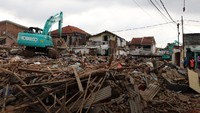 Manager Humasda Daop 2 Bandung, Kuswardoyo mengatakan bahwa sebagai wujud keseriusan KAI dalam menjaga aset negara dan sekaligus melakukan optimalisasi aset tersebut, maka pada tanggal 18 November 2021 melakukan penertiban terhadap 26 rumah yang berada di atas lahan yang merupakan aset perusahaan KAI terletak di Jalan Anyer Dalam RT. 05 dan RT. 06 RW. 04 Kel. Kebonwaru Kec. Batununggal Kota Bandung, yang selama ini tidak memiliki izin untuk menempati lokasi tersebut. Foto: Dok. PT KAI