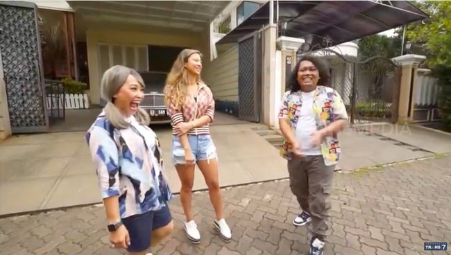 Rumah Jacqualine Wijaya sempat muncul di salah satu episode Sobat Misqueen. Pengusaha properti sekaligus YouTuber itu mengatakan rumah tersebut merangkap sebagai kantor sekaligus tempat bernaung puluhan burung mahal peliharaannya.  (Foto: YouTube/Trans7 Official)