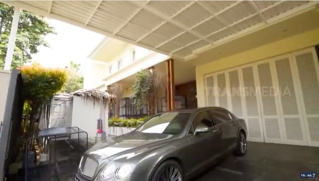 Tampak depan, rumah  Jacqualine Wijaya hadir dalam desain bergaya klasik-modern. (Foto: YouTube/Trans7 Official)