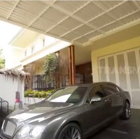 Tampak depan, rumah  Jacqualine Wijaya hadir dalam desain bergaya klasik-modern. (Foto: YouTube/Trans7 Official)
