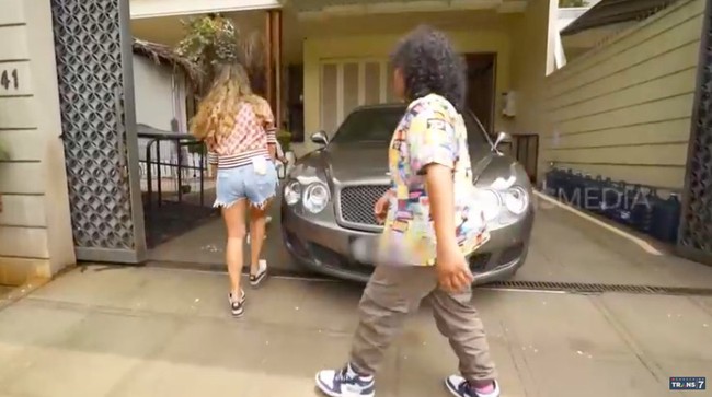 Di garasiya, terparkir sebuah mobil mewah bermerek Bentley berwarna perak. Aku lupa harganya. Aku belinya dari Papah, ungkap Jacqualine. (Foto: YouTube/Trans7 Official)