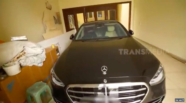 Mercedes Benz hitam milik ayahnya juga ada di garasi tersebut. Sedan tipe S500 2021 itu ditaksir bernilai Rp 3,5 miliar. (Foto: YouTube/Trans7 Official)