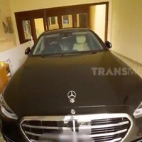 Mercedes Benz hitam milik ayahnya juga ada di garasi tersebut. Sedan tipe S500 2021 itu ditaksir bernilai Rp 3,5 miliar. (Foto: YouTube/Trans7 Official)