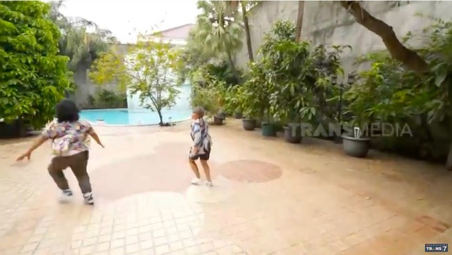 Seperti sebuah rumah mewah pada umumnya, rumah Jacqualine juga memiliki kolam renang. Meski tumbuh di tengah keluarga berprivilese, Jacqualine mengaku tidak akan pernah berhenti bekerja. Mungkin Papah yang pensiun. Tapi aku punya tanggung jawab untuk menghidupi banyak orang. Jadi aku nggak bisa setop, katanya. (Foto: YouTube/Trans7 Official)