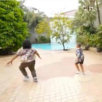 Seperti sebuah rumah mewah pada umumnya, rumah Jacqualine juga memiliki kolam renang. Meski tumbuh di tengah keluarga berprivilese, Jacqualine mengaku tidak akan pernah berhenti bekerja. Mungkin Papah yang pensiun. Tapi aku punya tanggung jawab untuk menghidupi banyak orang. Jadi aku nggak bisa setop, katanya. (Foto: YouTube/Trans7 Official)