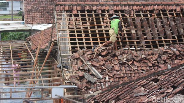 Hujan deras disertai angin kencang yang menerjang Dusun Puri A, Desa Purisemanding, Kecamatan Plandaan, Jombang merusak 32 rumah warga. Puluhan warga terpaksa mengungsi karena rumah mereka rusak parah.