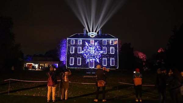 Terletak di Royal Botanic Gardens di Kew Richmond, sekitar satu jam di luar London, para pelancong akan menemukan salah satu pertunjukan lampu Natal terbesar di dunia.   