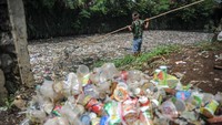 Menurut warga setempat, sampah yang tersendat di pertemuan antara Sungai Bojong Citepus dan Sungai Citarum tersebut menimbulkan bau tak sedap dan berharap agar dinas terkait segera membersihkan sampah.