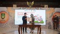 Walikota Solo Gibran Rakabuming Raka (kanan) bersama Wakil Direktur Utama BNI Adi Sulistyowati (kedua kanan) dan Direktur Layanan dan Jaringan BNI Ronny Venir (ketiga kanan) menggunakan pembayaran digital wujud program Smart City di Balai Kota Solo, Jawa Tengah, Jumat (26/11/2021).