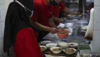 Berada di Tasikmalaya detikcom (06/10) juga tak mau kelewatan mencicipi mie bakso yang legendaris ini.
