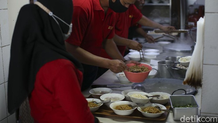 Bakso selalu menjadi makanan favorit siapa saja. Di Tasikmalaya ada tempat makan bakso yang sudah kondang lezatnya puluhan tahun.