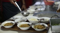 Oleh karenanya, suasana ramai pun terlihat di kedai bakso tersebut. Ketika masuk, kami dapat melihat dapur yang sibuk dipenuhi karyawan yang tengah menyiapkan pesanan.