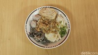 Lebih lanjut, anak pemilik kedai juga menceritakan bahwa resep yang digunakan pun turun temurun. Hingga saat ini, kelezatan baksonya tetap konsisten.