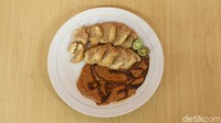 Maka tak heran jika kedai bakso ini disebut-sebut sebagai rajanya bakso di Tasikmalaya. Saat kami datang pun, para pengunjung kebanyakan datang dari luar kota.