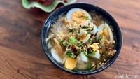 Untuk kuahnya bening dan terasa gurih. Aroma ayam kampung juga sangat tercium. Semakin segar ketika diberi kucuran air jeruk nipis. Foto: detikcom/Riska Fitria