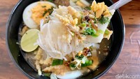 Soto Banjar di sini menggunakan resep warisan turun temurun dari keluarga. Ciri khas pada soto ini adalah adanya telur bebek, tetapi bukan yang diasinkan. Foto: detikcom/Riska Fitria