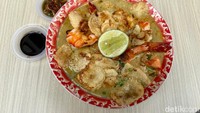 Rasanya gurih segar setelah dikucuri air jeruk nipis dan ada semburat manis yang enak. Untuk daging udangnya yang kemerahan memiliki tekstur renyah dan rasanya manis. Foto: detikcom/Riska Fitria
