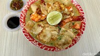 Kami juga mencicipi soto dagingnya yang tak kalah sedap. Daging sapinya bertekstur lembut dan mudah digigit, masih terasa juicy dagingnya. Foto: detikcom/Riska Fitria