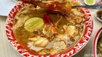 Meskipun menggunakan seafood, tetapi tidak membuat sotonya beraroma amis. Aromanya justru harum gurih susu. Sementara tekstur kuahnya encer tetapi creamy. Foto: detikcom/Riska Fitria